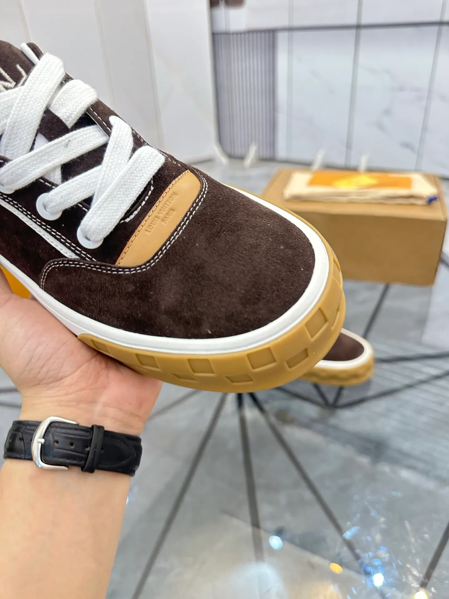 Men's shoes for sale 💰: 💰P660¥ Top quality Comes with airplane case Product trademark: LV* "Louis Vuitton*" low-top casual shoes Regular size: 35-44 (can be customized to 45) Couple style Product materials: imported nubuck leather upper, sheepskin lining, original outsole. Number: 819